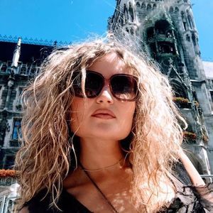 Meet your Posher, Yana